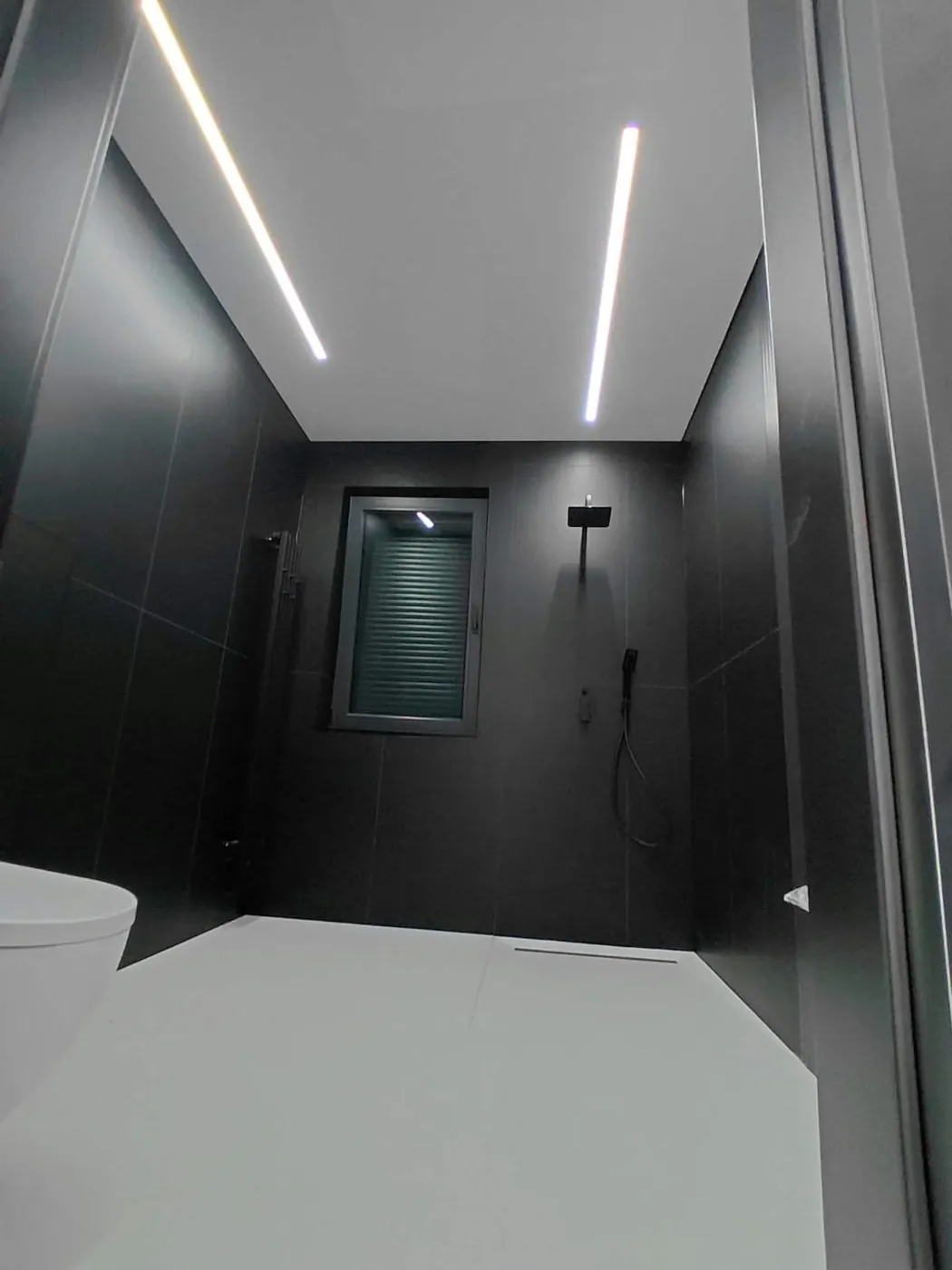 Łazienka z liniami LED w suficie